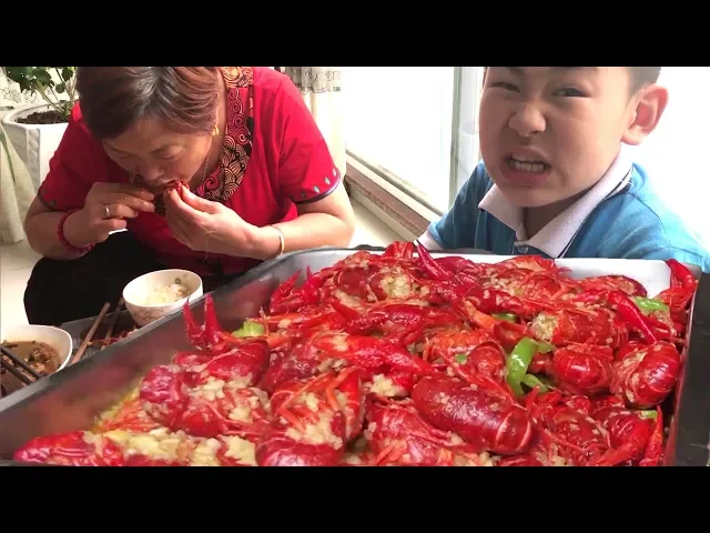 【超小厨】10头大蒜3斤龙虾,做儿子老妈最爱的“蒜泥龙虾”,加上百搭的啤酒,实在是太香了!